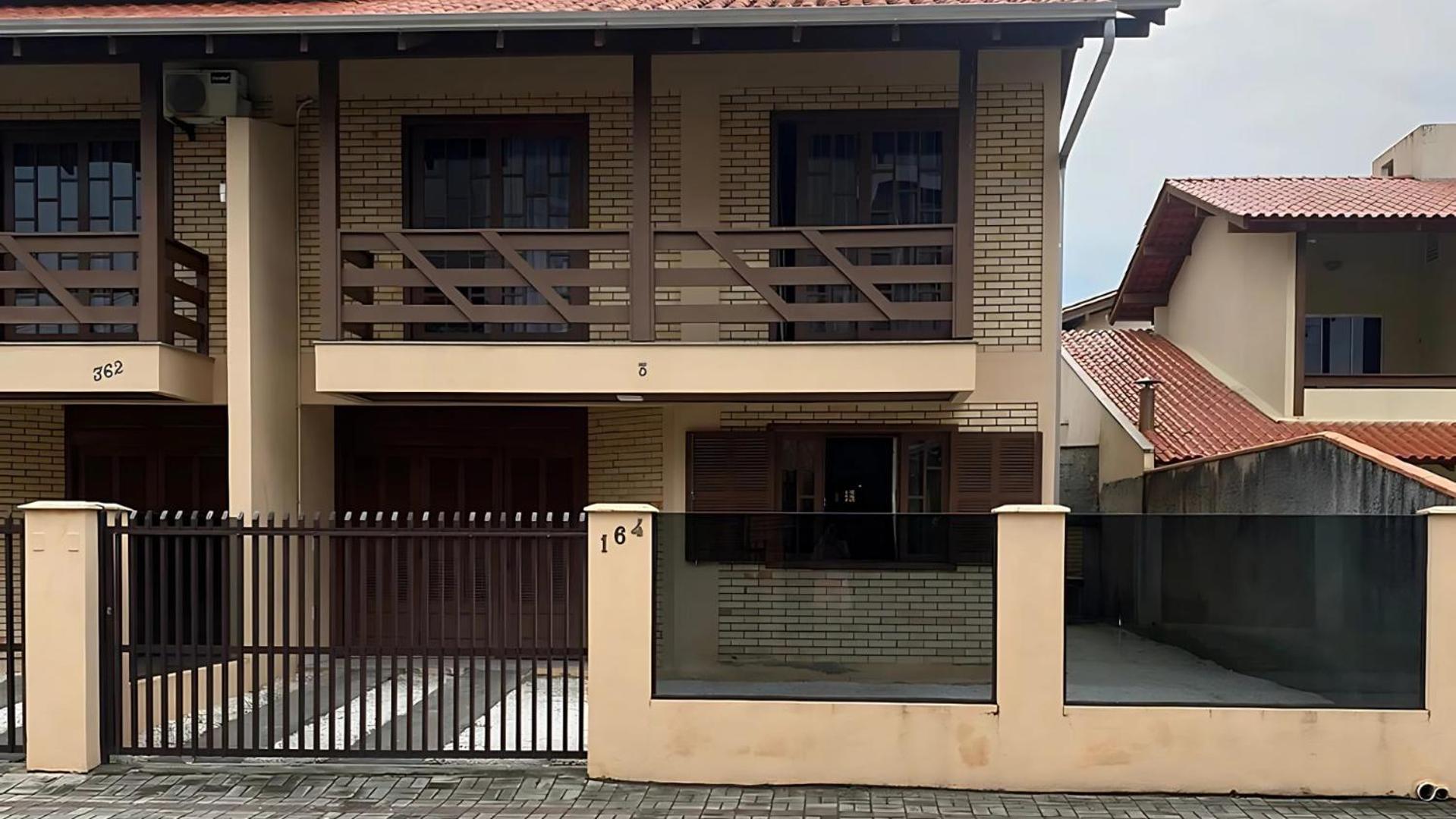 Casa Em Bombinhas Almeida E Moraes Perto Da Praia Esterno foto